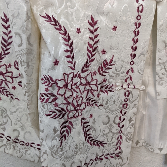 Gorgeous white w/maroon Asian jacket - Picture 3 of 8